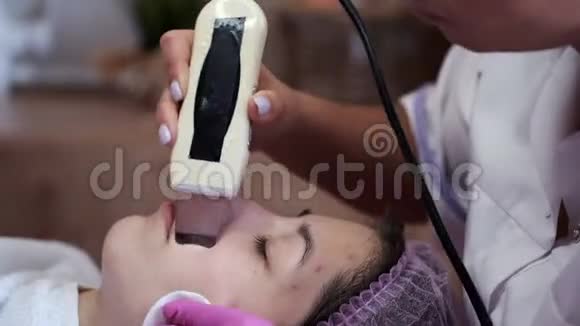 使用超声波设备进行清洁治疗的妇女视频的预览图
