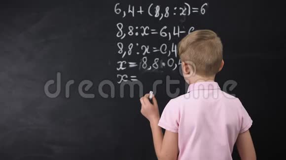 小学生想在黑板附近解决数学练习小学教育视频的预览图