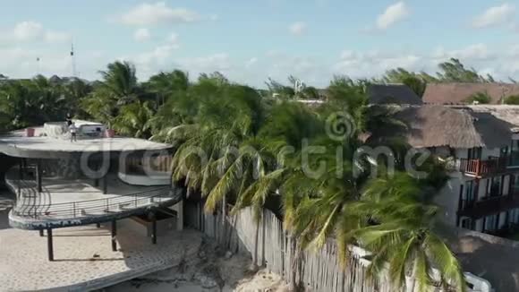 在一个废弃的沙滩酒吧周围挥舞着棕榈树靠近坎昆视频的预览图