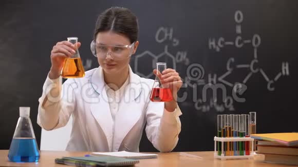 女化学家把液体放在烧瓶里照相研制出新物质视频的预览图