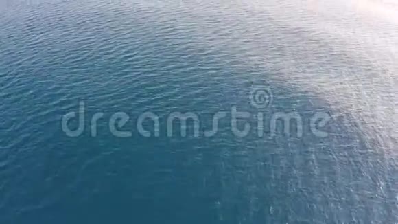 蓝色波浪色和美丽地中海的空中景色视频的预览图
