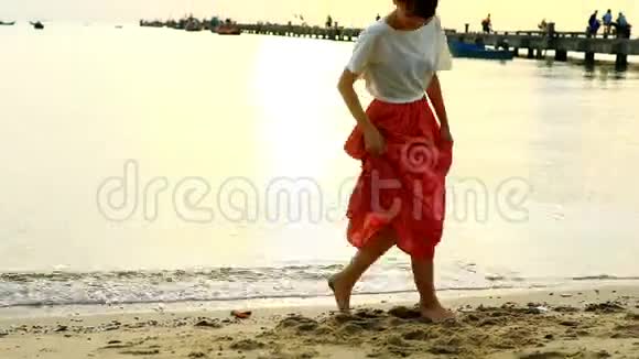 亚洲年轻女子在度假海滩跳舞视频的预览图