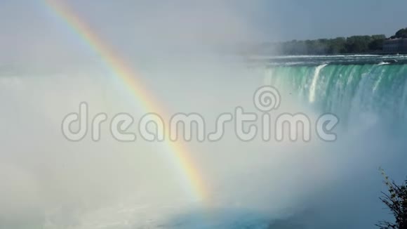 瀑布上的雾和彩虹视频的预览图