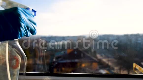 员工手中的橡胶防护手套喷涂喷窗从灰尘视频的预览图