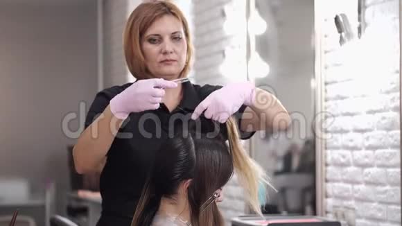 专业理发师染发客户美容院理发视频的预览图