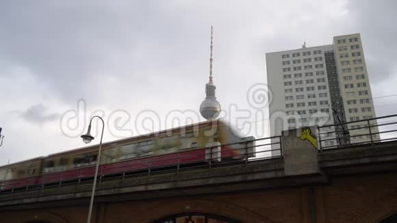 从亚历山大广场火车站和德国柏林电视塔出发的SBahn列车视频的预览图