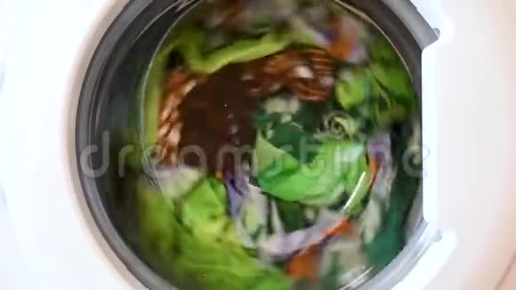 洗衣机洗彩色衣服和床单视频的预览图