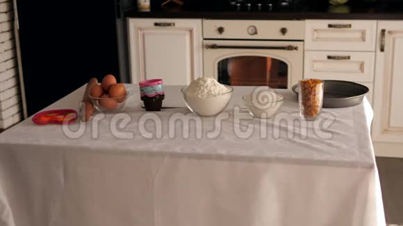 用白色桌布在桌子上烘焙的配料鸡蛋面粉糖视频的预览图