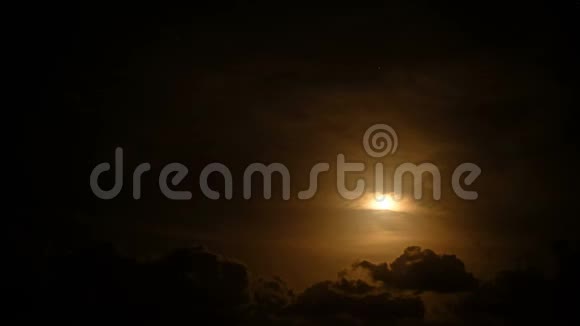 令人鼓舞的月亮和星星在橙色的夜空中云运动时间间隔4k视频的预览图