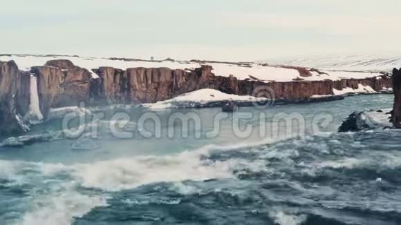 冰岛瀑布鸟瞰视频的预览图