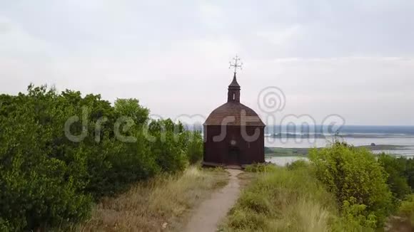 第聂伯河两岸一座古老的小教堂的空中镜头视频的预览图
