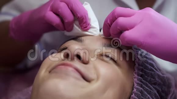 美容师在美容院做人工面部清洁视频的预览图