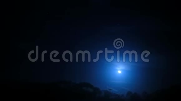深蓝星夜天背景上的云与月运动延时4k视频的预览图