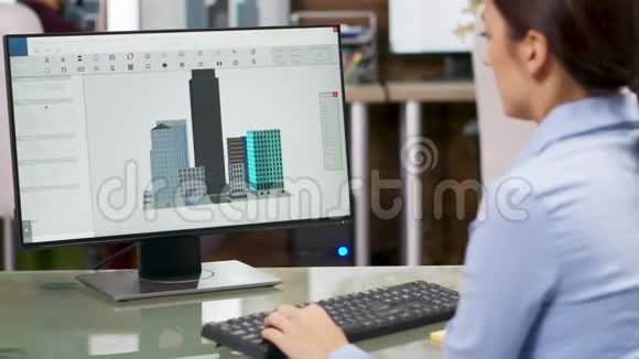 年轻的女建筑师在电脑上用三维建筑模型视频的预览图