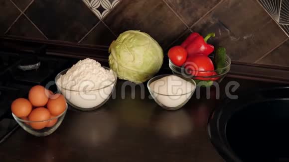 厨房桌子上的特写是鸡蛋面粉糖和蔬菜视频的预览图