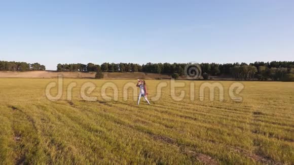一个留着长发的十几岁的女孩在一个带着飞机的田野里玩耍他朝前飞去孩子梦想成为一个视频的预览图