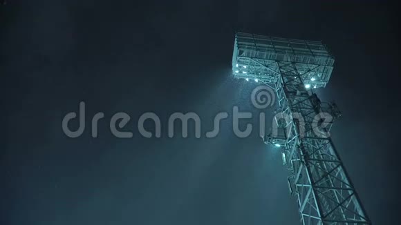 在深蓝色的天空前体育场灯光的堆叠焦点视频的预览图