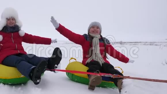 孩子们在冬天雪橇青少年在冬季公园玩圣诞假期快乐童年的概念开心快乐视频的预览图