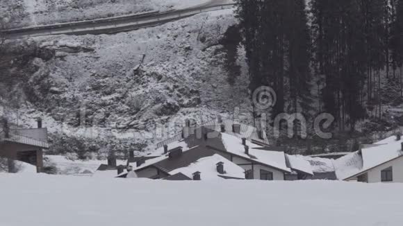 冬季度假高地的空中摄影视频的预览图