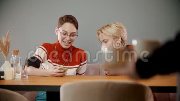 女服务员在咖啡馆里给女孩子喝咖啡视频的预览图