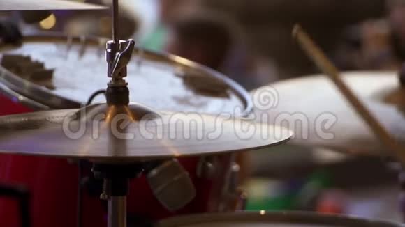 鼓的特写青铜鼓手在鼓包上敲打棍视频的预览图