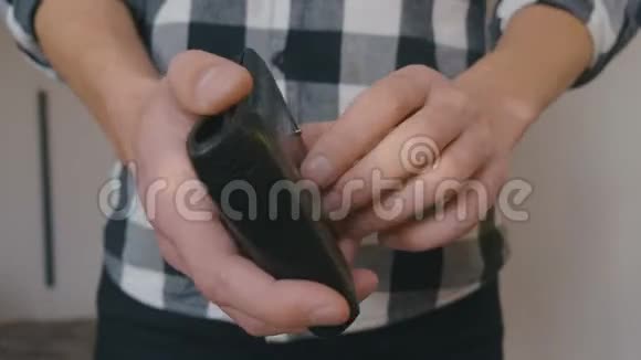 特写男人手里拿着皮钱包空着没钱贫穷的概念视频的预览图