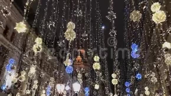 城市街道的圣诞照明灯视频的预览图