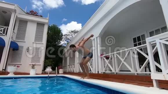 男人跳进旅馆的游泳池视频的预览图