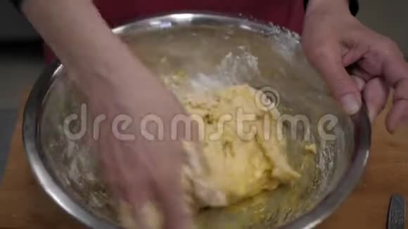 人工烘烤面团的过程女人手在做饭视频的预览图
