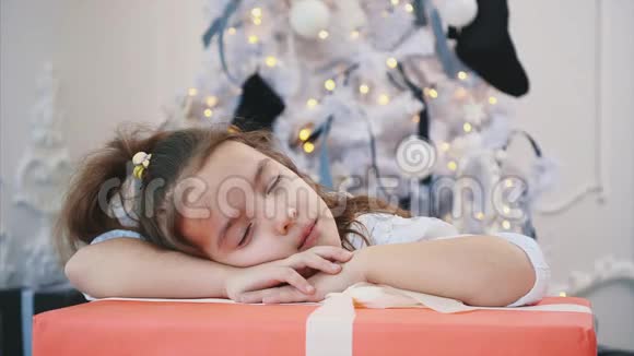 特写4k维多的甜蜜女孩睡在大圣诞礼物看起来很棒视频的预览图