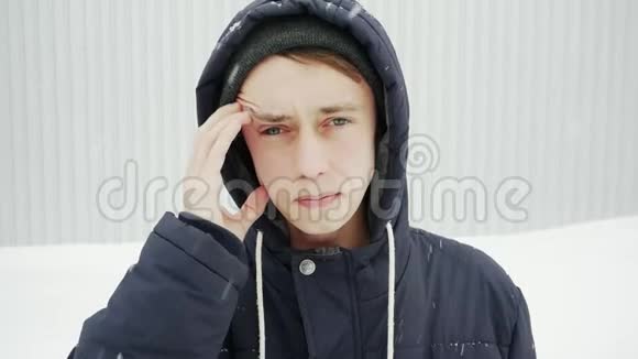 在冬天的城市里一个年轻人眼睛受伤出血视频的预览图