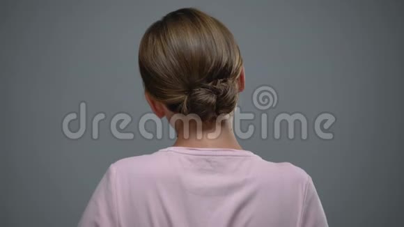 女性按摩颈部神经紧张久坐不动的生活方式后视视频的预览图