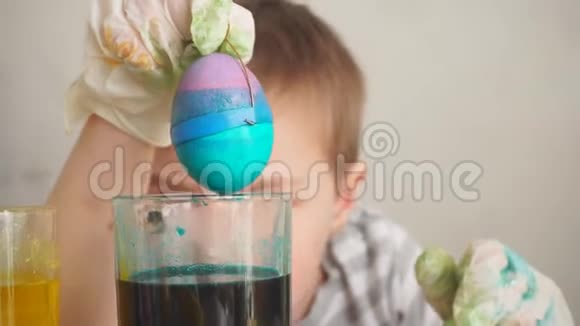 婴儿装饰鸡蛋将用作复活节庆祝活动的装饰视频的预览图