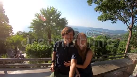 一对蜜月情侣访问普吉岛Karon观景点的自拍视频视频的预览图