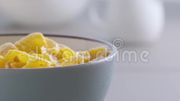 把牛奶倒入有玉米片的碗里视频的预览图