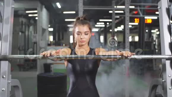 漂亮的举重运动员在健身房练习视频的预览图