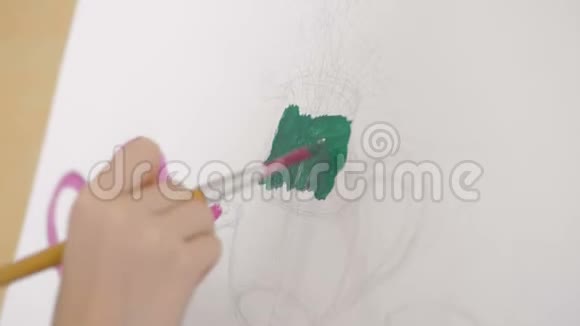 儿童的特写在画布上画一幅画儿童创造力视频的预览图