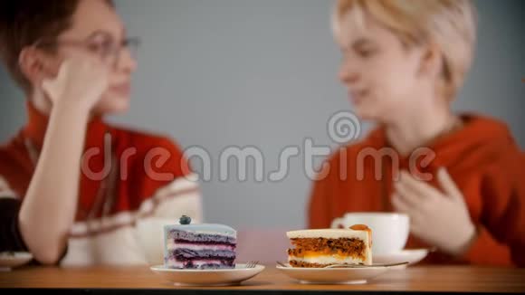 女孩们正在桌子上拿蛋糕视频的预览图