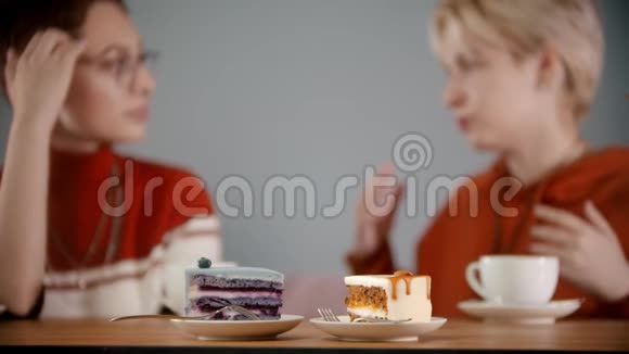 年轻女孩正把他们的蛋糕放在桌子上视频的预览图