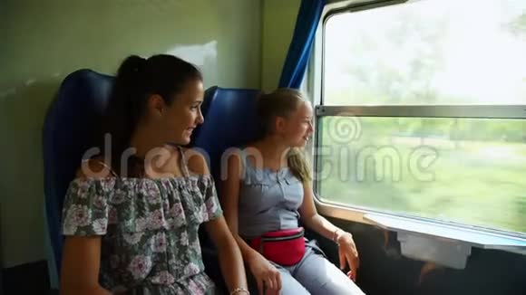 女朋友微笑着面对火车的窗外视频的预览图