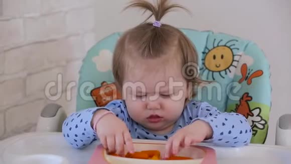 一个小女孩吃胡萝卜003视频的预览图