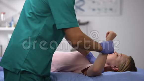 创伤后康复期女性患者手锻炼的创伤学家视频的预览图
