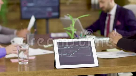 会议室配有图表的平板电脑视频的预览图