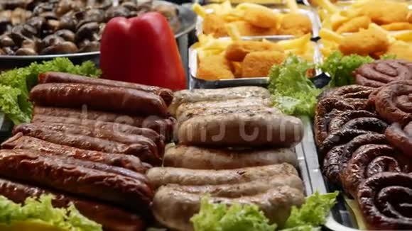 传统的街头美食烤的食物躺在街市的柜台上各种香肠蔬菜保加利亚语视频的预览图