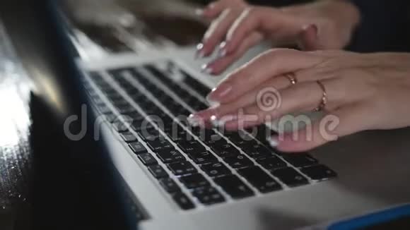 女人的手指在晚上在电脑键盘上工作日常生活中的技术视频的预览图