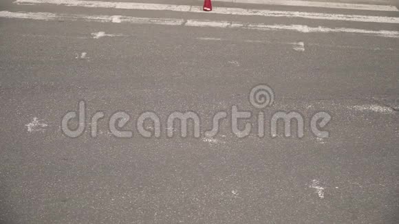 一个穿红鞋的女孩穿过马路一个女人步态视频的预览图