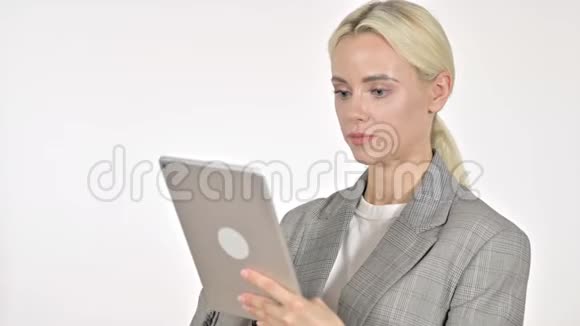 女商人通过白色背景的平板电脑进行视频聊天视频的预览图