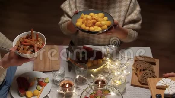 快乐的朋友在家吃圣诞晚餐视频的预览图