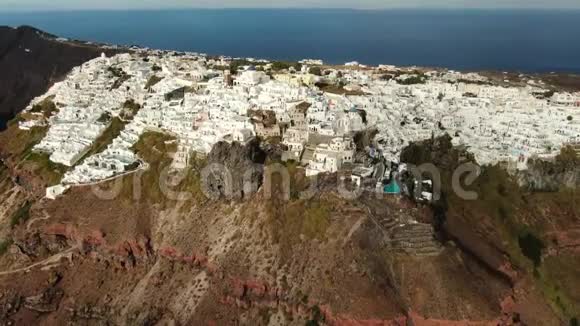 希腊圣托里尼岛的空中射击飞越白蓝之家视频的预览图
