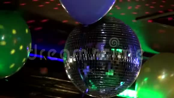 派对用的球镜灯视频的预览图
